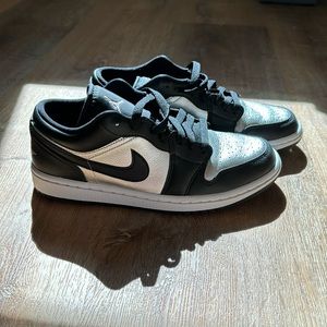 Women’s Jordan 1 Low- Silver Toe